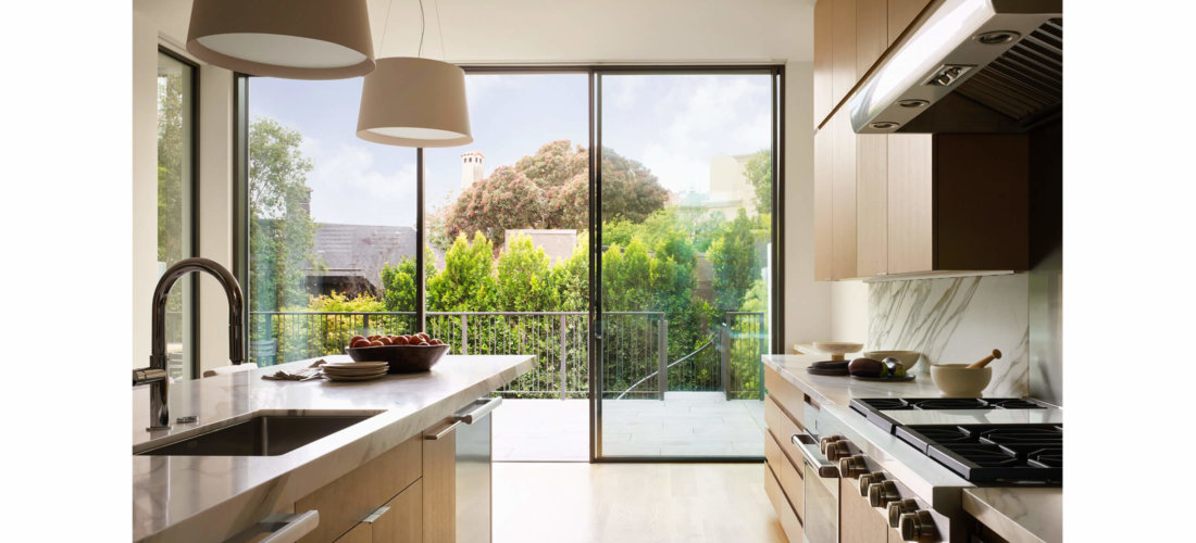 amadeus Schiebeelemente in einer Privatresidenz in Presidio Heights, Kalifornien, USA